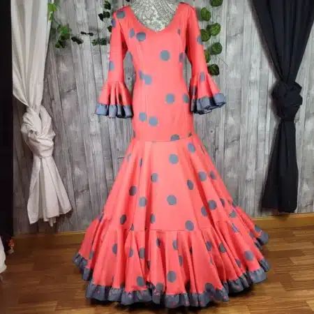 Traje de flamenca salmón con lunares grises para mujer