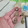 Pendientes regionales dorados calados con cristales brillantes
