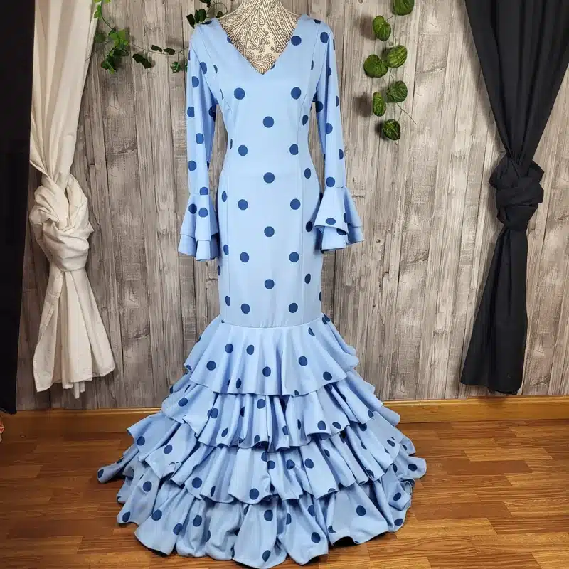 Traje de flamenca azul 2075 3 Traje de flamenca azul con lunares y volantes para mujer