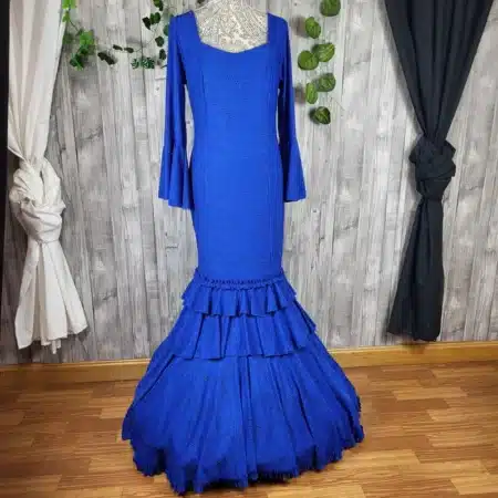 Traje de feria azulón para mujer con tejido bordado y volantes