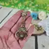 Pendientes vintage dorados con diseño floral calado y cristales brillantes