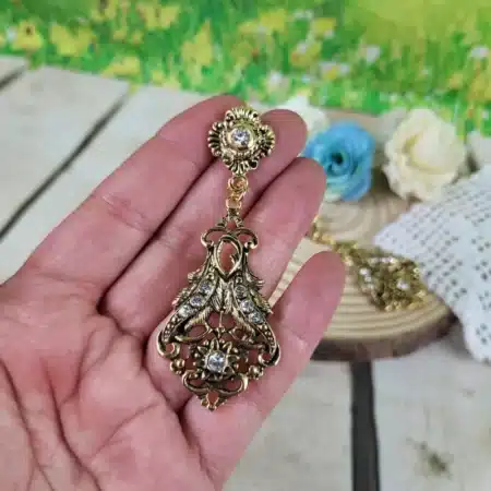 Pendientes vintage dorados con diseño floral calado y cristales brillantes