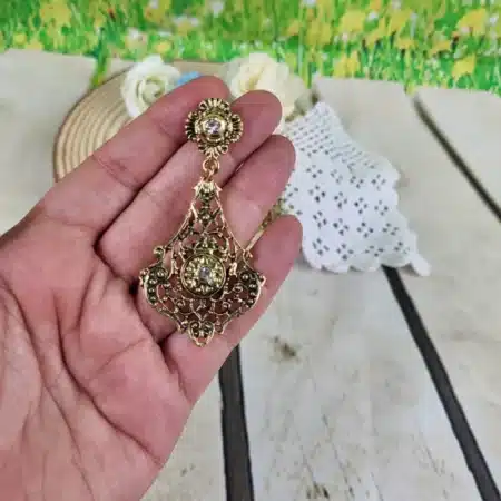 Pendientes regionales dorados con cristales brillantes 2