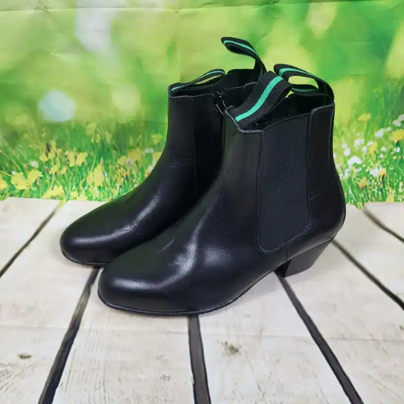 Botillos Flamenco Hombre Piel 2/4C 3 Botillos flamenco hombre de piel negra con tacón cubano y cremallera interior.