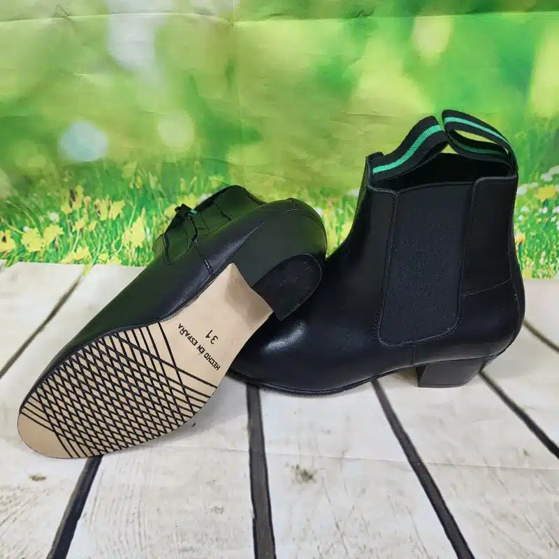 Botillos Flamenco Hombre Piel 2/4C 4 Botillos flamenco hombre de piel negra con tacón cubano y cremallera interior.
