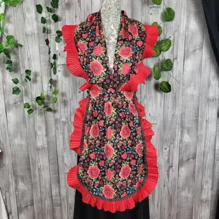 Juego de piquillo con delantal para baile flamenco confeccionado en crepé con volante plisado rojo