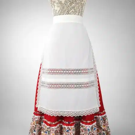 Delantal huertana beige artesanal de algodón con entre doses y puntilla de imitación bolillo