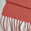 Faja huertano salmón de algodón con tejido en espiga y flecos.