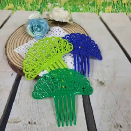 Peinecillo flamenco en plastico con varios colores a elegir.