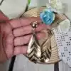 Pendientes de flamenca dorados grandes en forma de lágrima con cierre a presión.