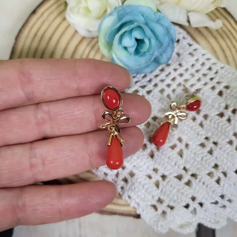 Pendientes Calabaza Rojos Camafeo 2710 4 Pendientes de calabaza para huertana con camafeo rojo, lazo dorado y cierre a presión.