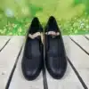 Zapatos de flamenco de piel negra con tacón de 5 cm y chapas metálicas para baile flamenco.