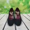 Zapatos de flamenco de serraje negro con chapas metálicas y tacón de 5 cm.