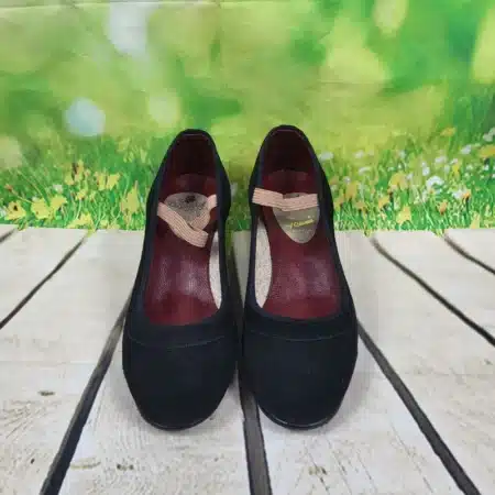 Zapatos de flamenco de serraje negro con chapas metálicas y tacón de 5 cm.