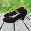 Zapatos de flamenco de serraje negro con chapas metálicas y tacón de 5 cm.