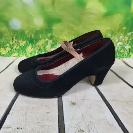 Zapatos de flamenco de serraje negro con chapas metálicas y tacón de 5 cm.