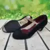 Zapatos de flamenco de serraje negro con chapas metálicas y tacón de 5 cm.