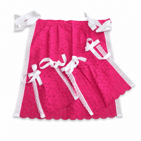 Delantal regional fucsia de batista perforada con puntilla blanca
