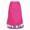 Delantal regional fucsia de batista perforada con puntilla blanca