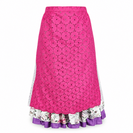 Delantal regional fucsia de batista perforada con puntilla blanca