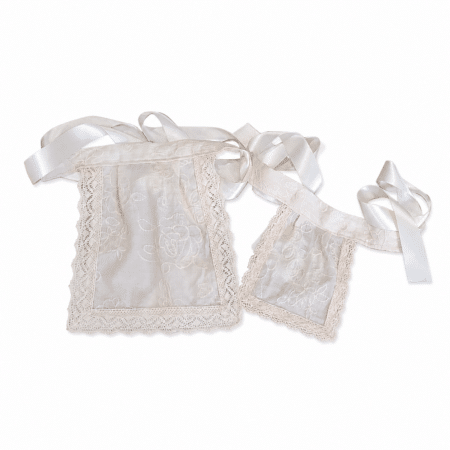 Delantal regional beige niña con flores bordadas