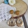 Pendientes de flamenca dorados en forma de gota calada con pieza superior mostaza