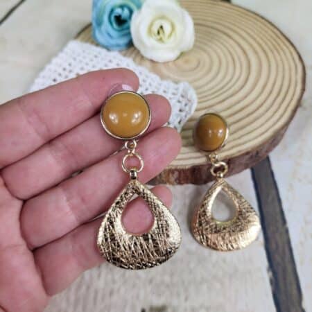 Pendientes de flamenca dorados en forma de gota calada con pieza superior mostaza